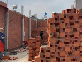 Còn 4 nền trong khu nhà phố đang xây dựng đồng bộ 126m ngang 5m, 4 tầng đường nhựa