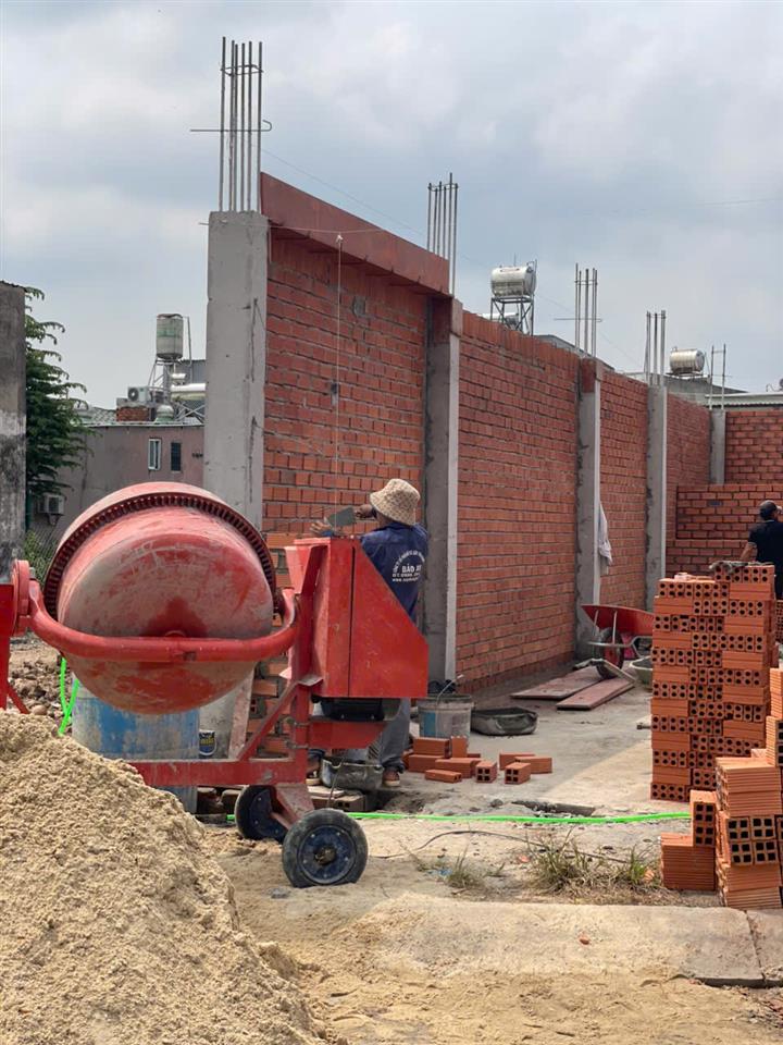 Còn 4 nền trong khu nhà phố đang xây dựng đồng bộ 126m ngang 5m, 4 tầng đường nhựa