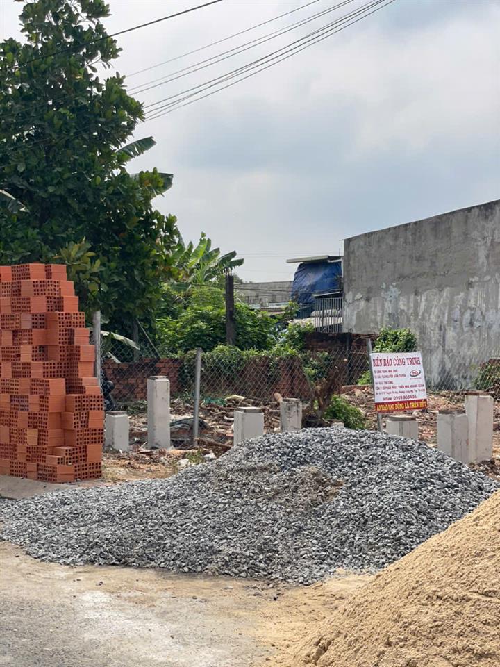 Còn 4 nền trong khu nhà phố đang xây dựng đồng bộ 126m ngang 5m, 4 tầng đường nhựa