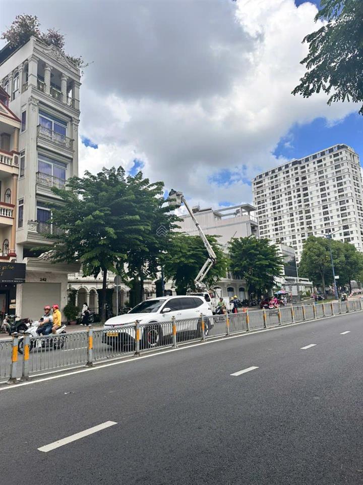 Nhà 4 lầu, mặt tiền đường bến vân đồn, phường 5, quận 4, dt 134m, giá 37,5 tỷ, shr