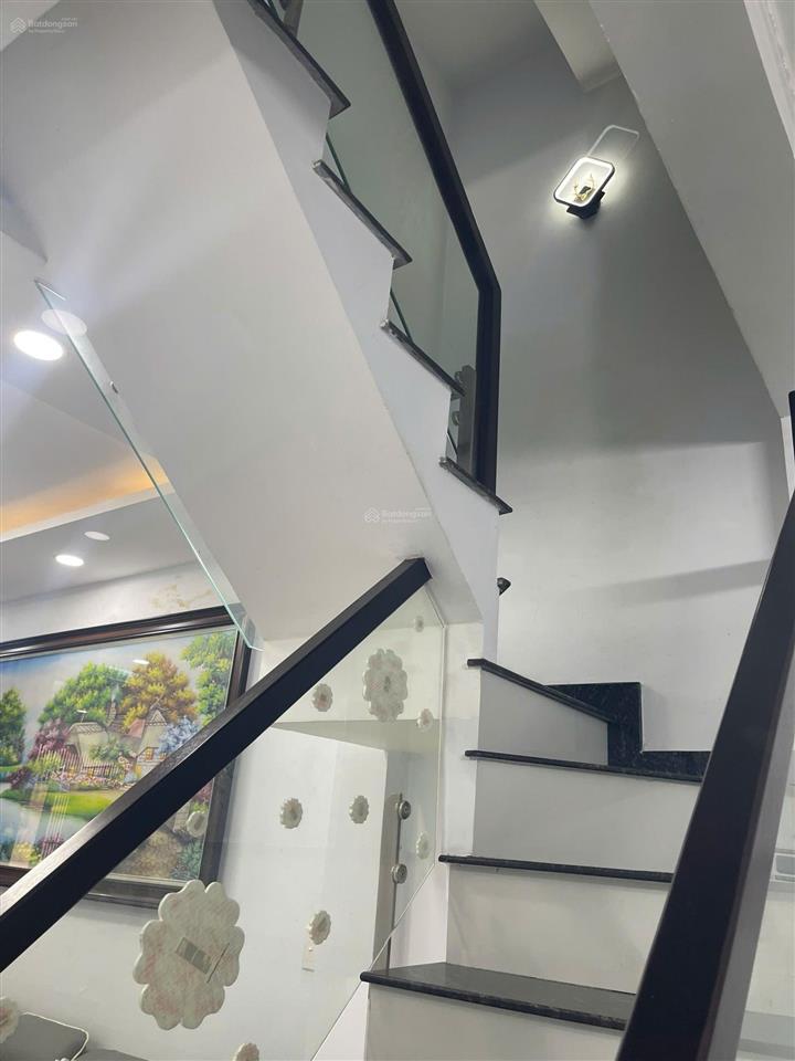 #quận1, khu tk nguyễn cảnh chân  cách 1 căn ra hxh  3 tầng btct  3m x 9m. sổ hồng riêng
