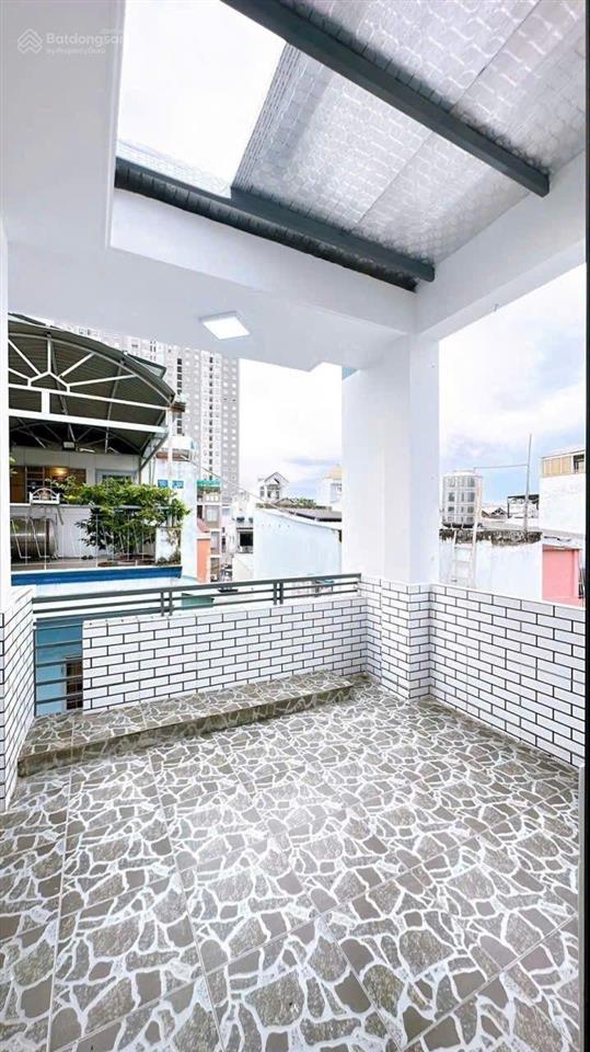 Quận 4, cách mt phố ẩm thực vĩnh khánh 20m. 5 tầng, 21m2. 5 tỷ 500tr tl