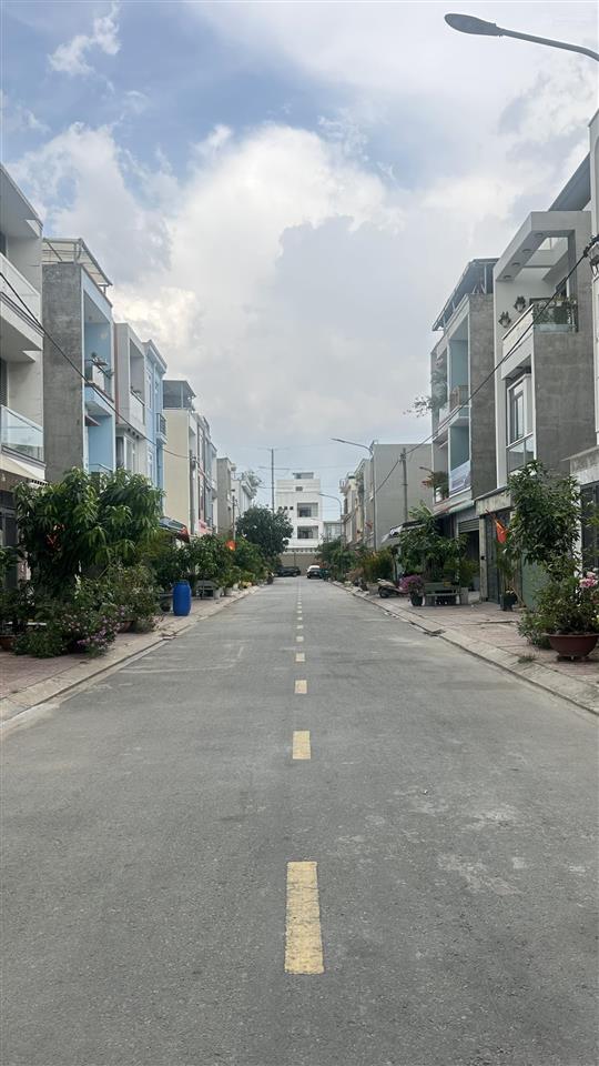 Bán nhà 2 lầu 1 trệt hoàn công gần chợ dĩ an