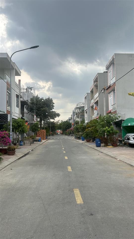Bán nhà 2 lầu 1 trệt hoàn công gần chợ dĩ an