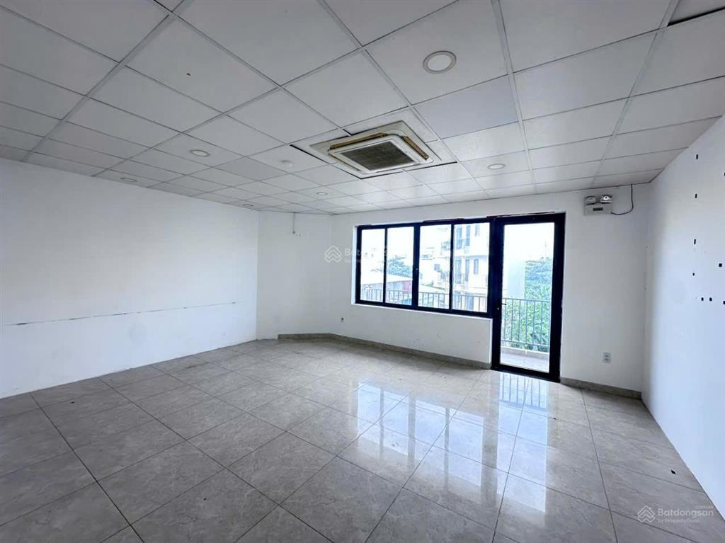 Cho thuê tòa nhà có thang máy lô góc 2 mặt tiền đường thích quảng đức, dt sàn 910m2 tại nha trang