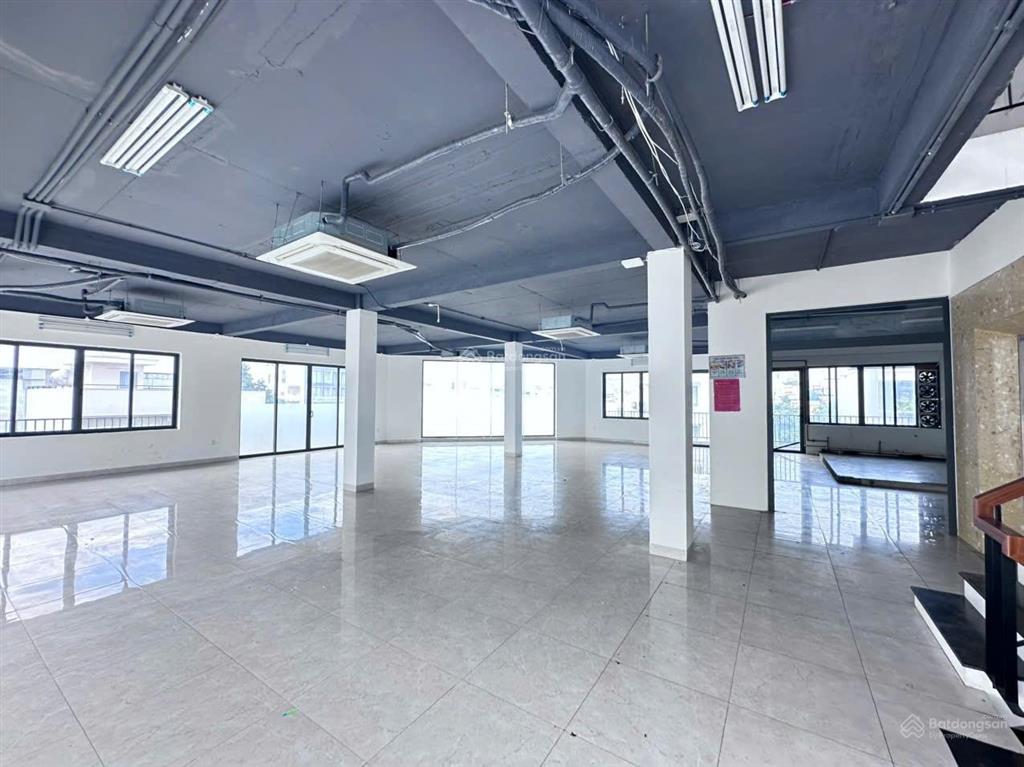 Cho thuê tòa nhà có thang máy lô góc 2 mặt tiền đường thích quảng đức, dt sàn 910m2 tại nha trang