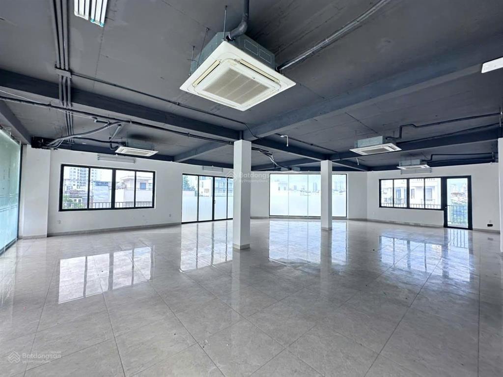 Cho thuê tòa nhà có thang máy lô góc 2 mặt tiền đường thích quảng đức, dt sàn 910m2 tại nha trang