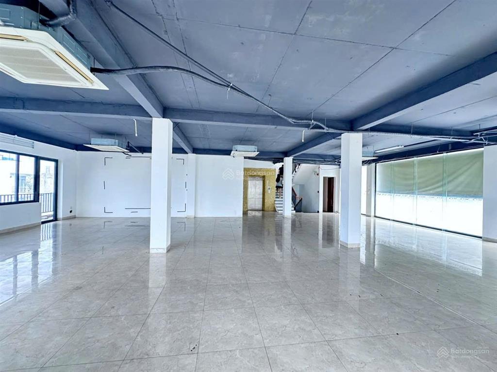 Cho thuê tòa nhà có thang máy lô góc 2 mặt tiền đường thích quảng đức, dt sàn 910m2 tại nha trang