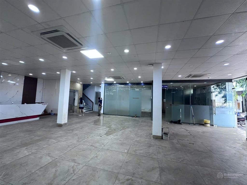 Cho thuê tòa nhà có thang máy lô góc 2 mặt tiền đường thích quảng đức, dt sàn 910m2 tại nha trang