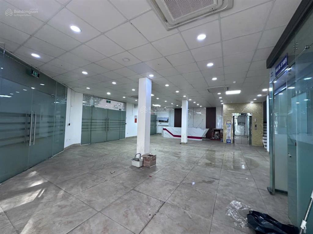 Cho thuê tòa nhà có thang máy lô góc 2 mặt tiền đường thích quảng đức, dt sàn 910m2 tại nha trang