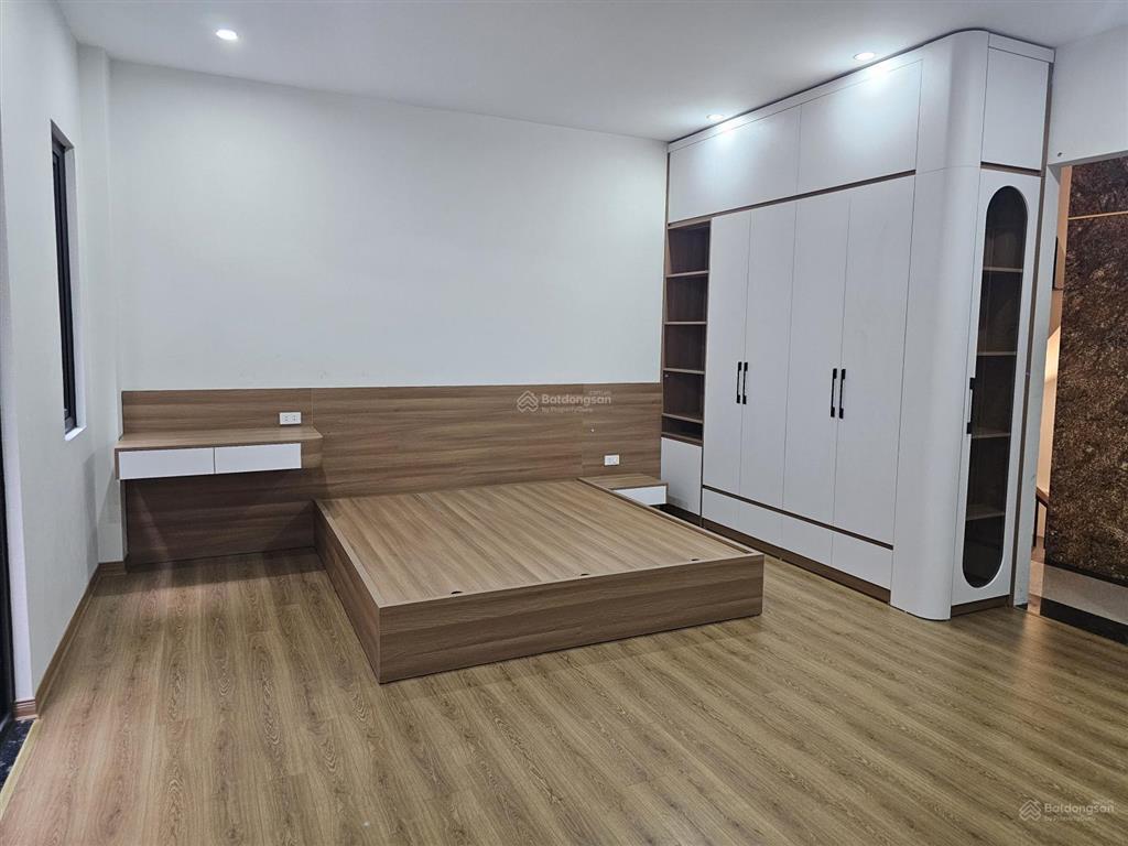 Bán nhà mới koog phố vũ tông phan  lô góc  thang máy cách 1 nhà ra phố dt 58m xây 6 tầng mt 5.2m.
