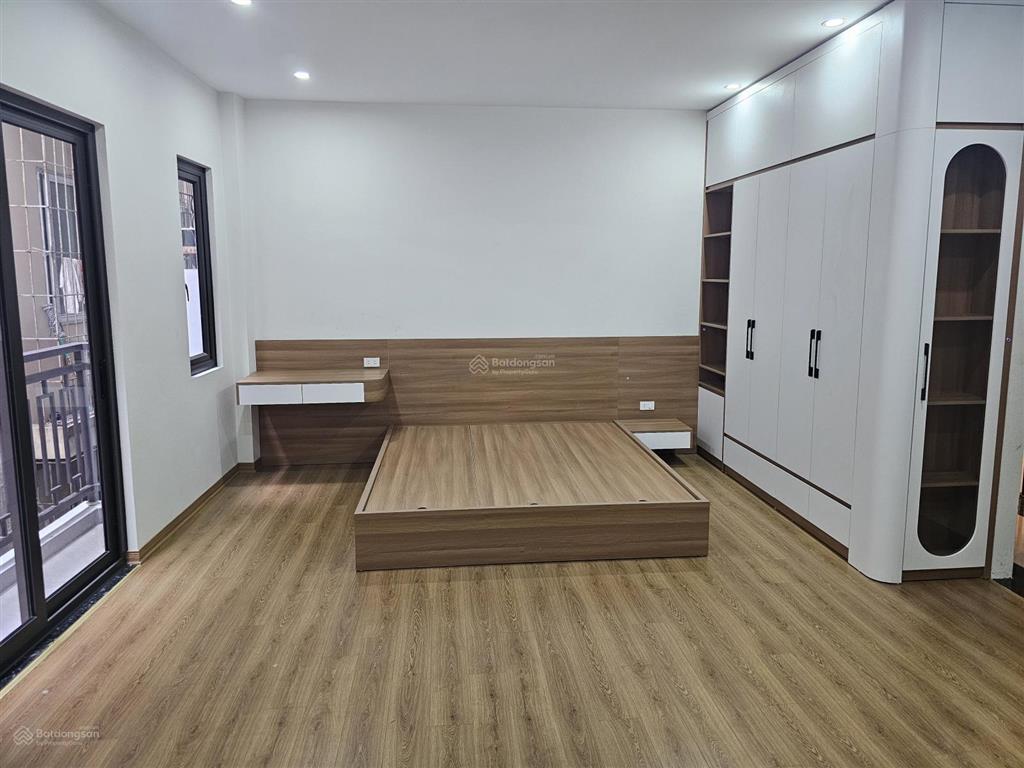 Bán nhà mới koog phố vũ tông phan  lô góc  thang máy cách 1 nhà ra phố dt 58m xây 6 tầng mt 5.2m.