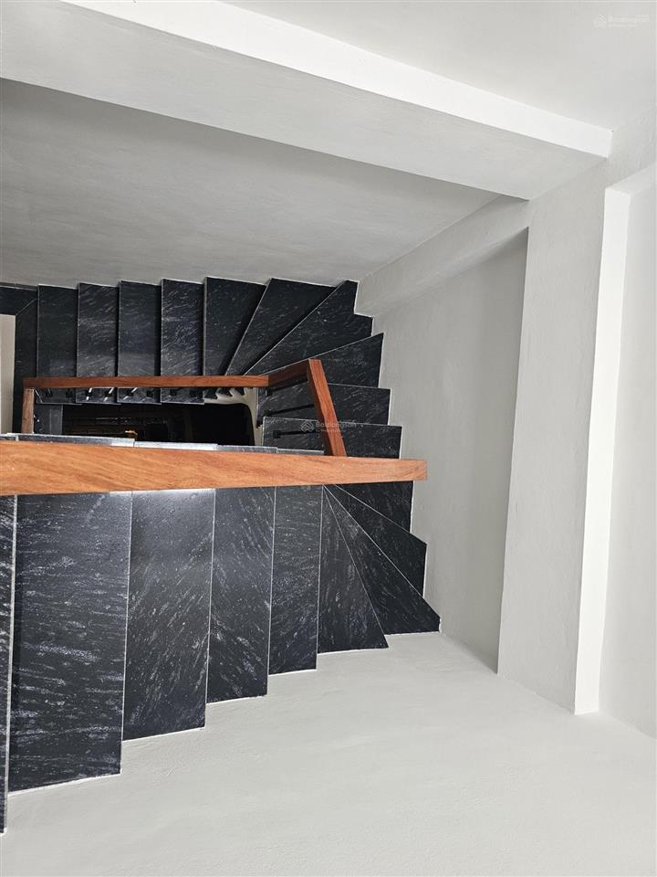 Bán nhà mới koog phố vũ tông phan  lô góc  thang máy cách 1 nhà ra phố dt 58m xây 6 tầng mt 5.2m.