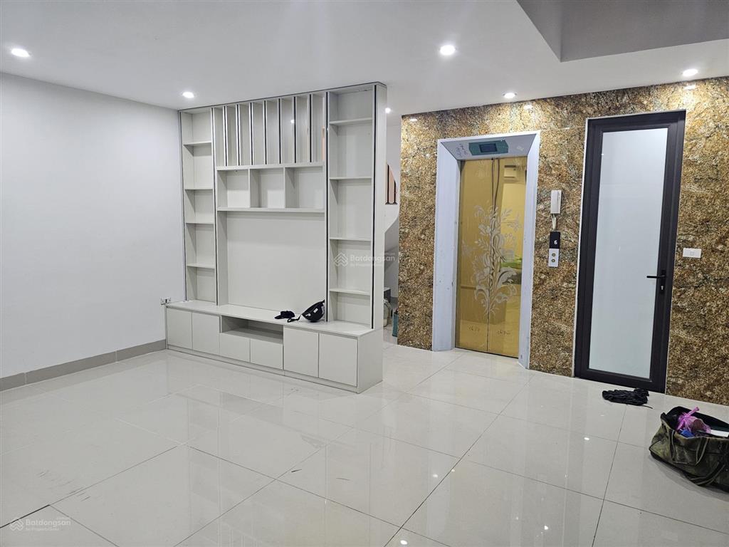 Bán nhà mới koog phố vũ tông phan  lô góc  thang máy cách 1 nhà ra phố dt 58m xây 6 tầng mt 5.2m.