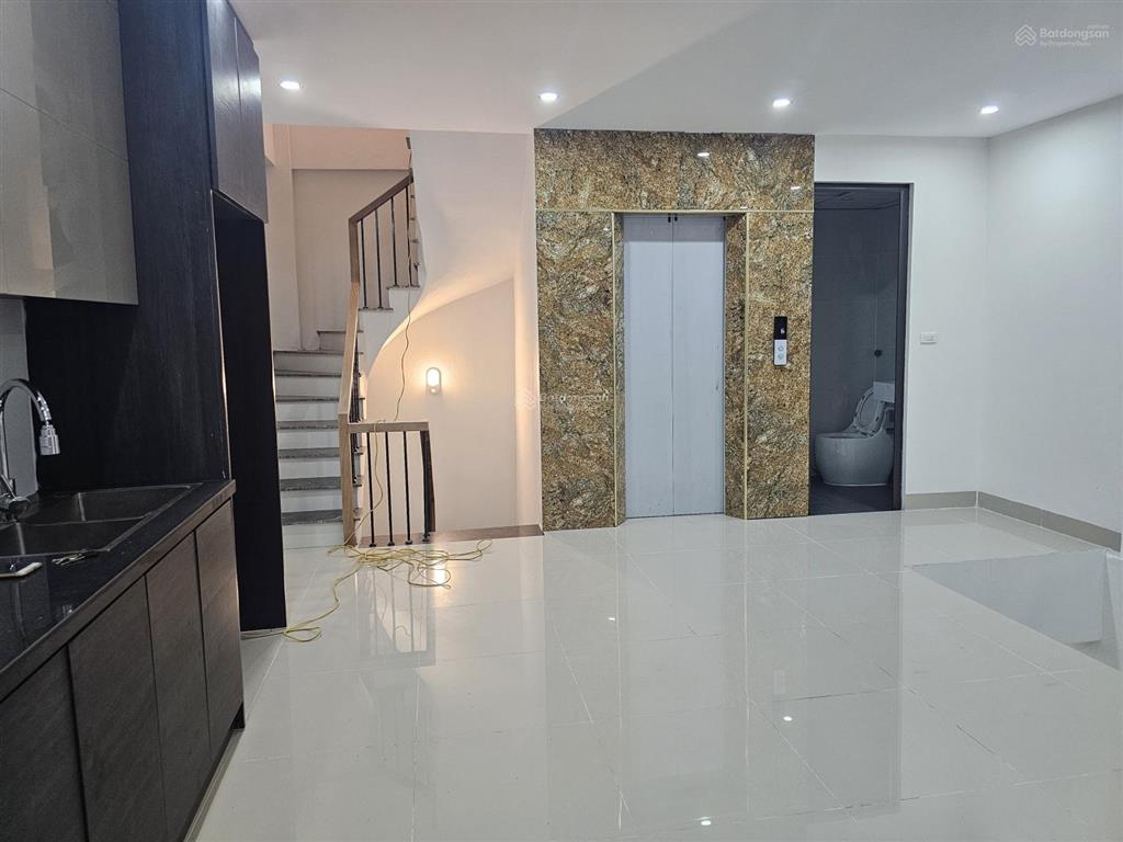 Bán nhà mới koog phố vũ tông phan  lô góc  thang máy cách 1 nhà ra phố dt 58m xây 6 tầng mt 5.2m.