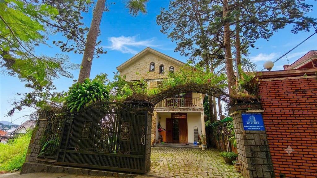 Bán khuôn viên đất và villa 2 mặt tiền đường 3/4 view rừng thông vĩnh viễn