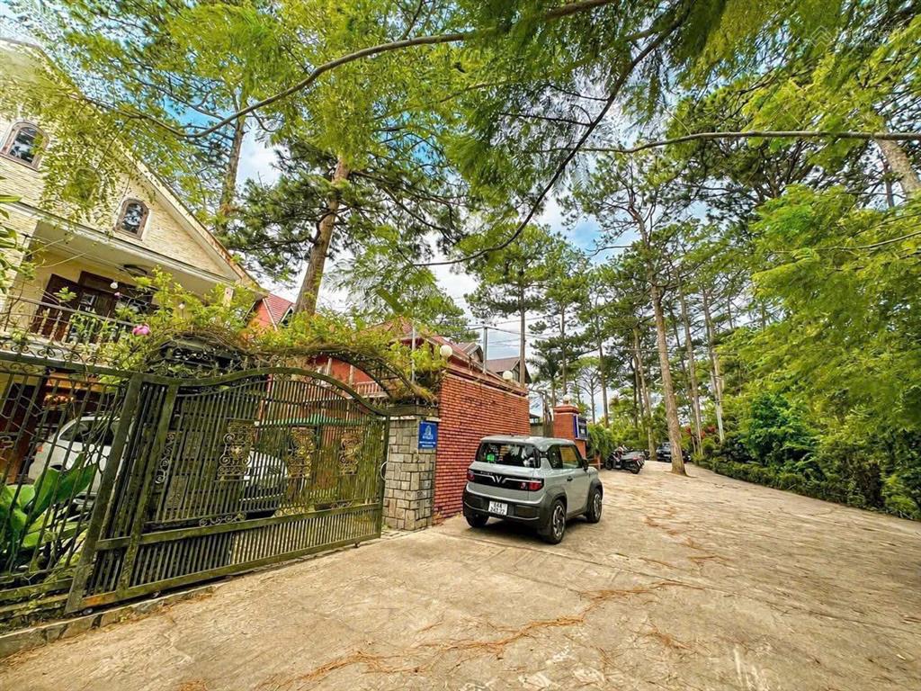 Bán khuôn viên đất và villa 2 mặt tiền đường 3/4 view rừng thông vĩnh viễn
