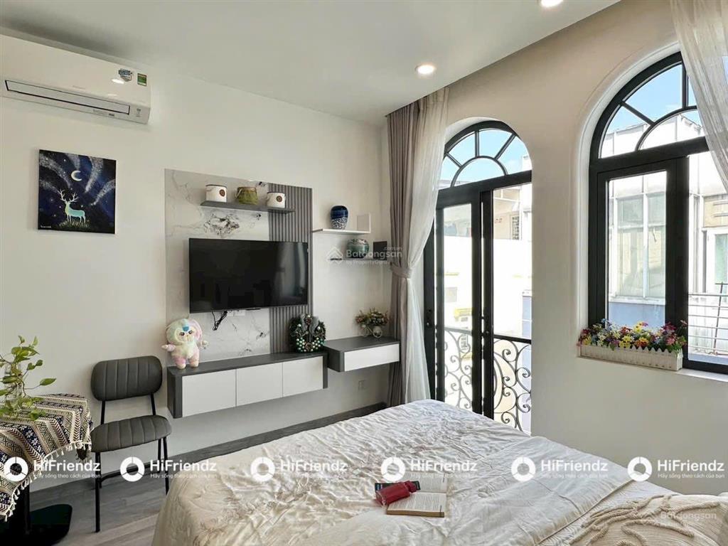 Cho thuê căn hộ ban công mới 100% khu tổ hợp phan xích long, gần bờ kè trường sa quận 1, quận 3