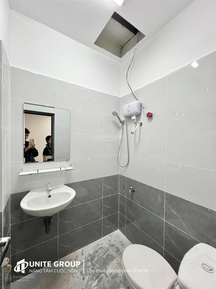 Cho thuê căn hộ mới 100% tới 40m2 gần quận 1, ngã tư hàng xanh, view landmark 81, nhà thang máy