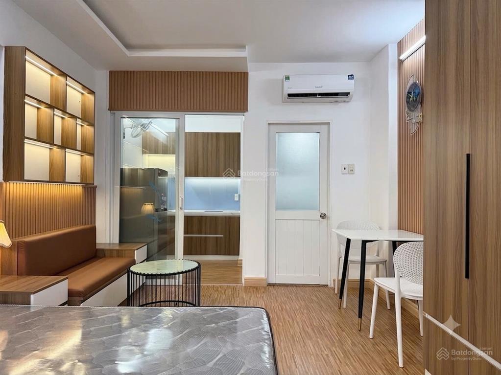Cho thuê căn hộ tách bếp 40m² gần chợ bà chiểu, quận 1, phú nhuận, nhà mặt tiền, full gỗ, mới 100%
