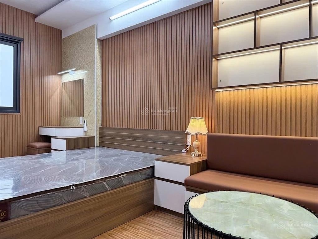 Cho thuê căn hộ tách bếp 40m² gần chợ bà chiểu, quận 1, phú nhuận, nhà mặt tiền, full gỗ, mới 100%