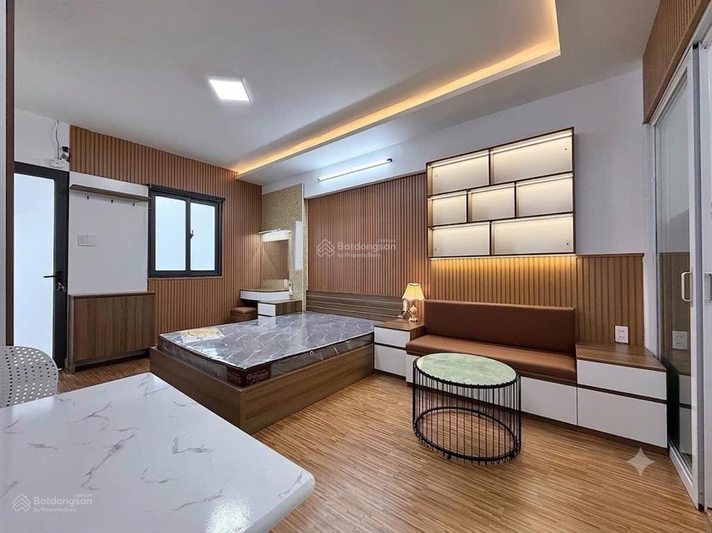 Cho thuê căn hộ tách bếp 40m² gần chợ bà chiểu, quận 1, phú nhuận, nhà mặt tiền, full gỗ, mới 100%