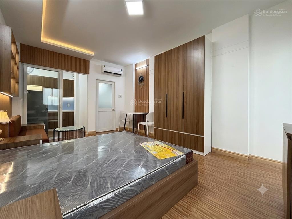 Cho thuê căn hộ tách bếp 40m² gần chợ bà chiểu, quận 1, phú nhuận, nhà mặt tiền, full gỗ, mới 100%
