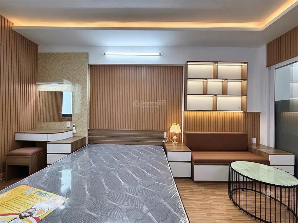 Cho thuê căn hộ tách bếp 40m² gần chợ bà chiểu, quận 1, phú nhuận, nhà mặt tiền, full gỗ, mới 100%
