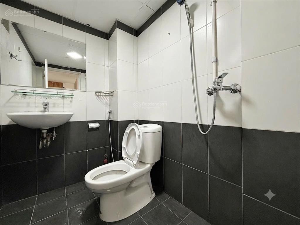 Cho thuê căn hộ tách bếp 40m² gần chợ bà chiểu, quận 1, phú nhuận, nhà mặt tiền, full gỗ, mới 100%