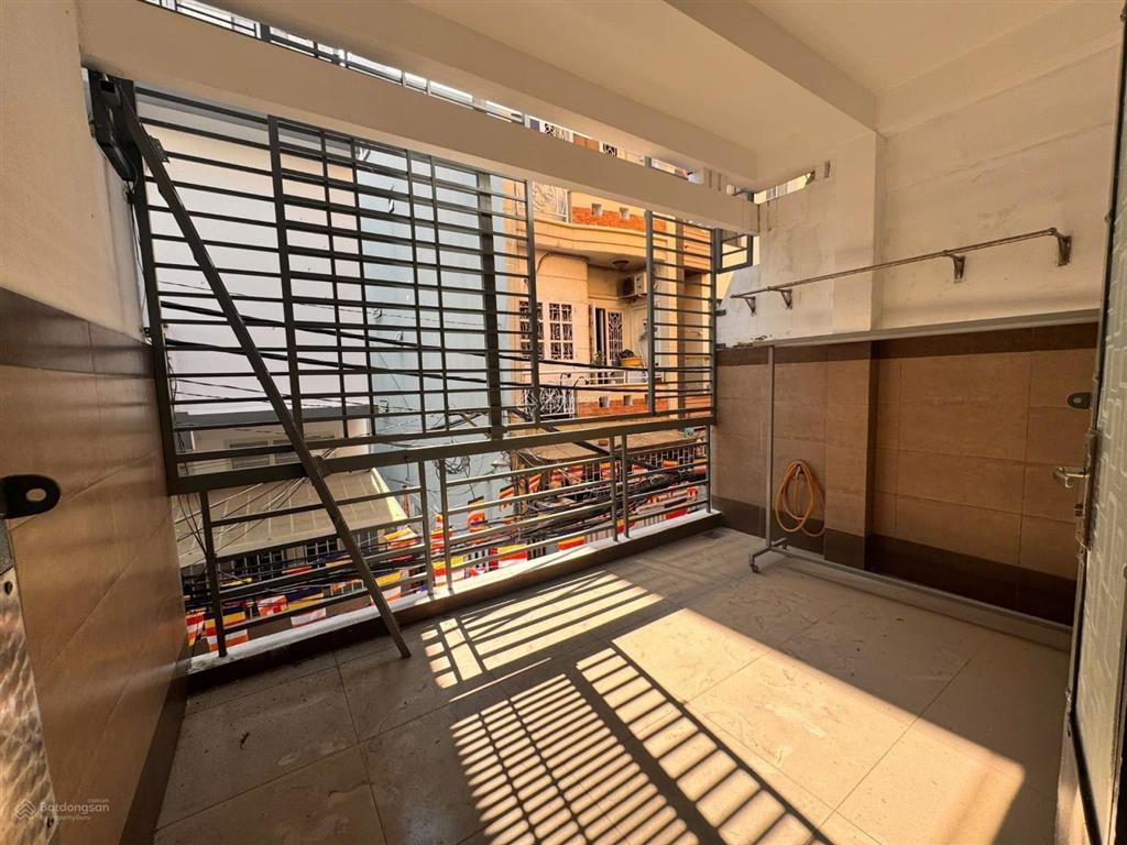 4.1x11m, phan xích long, phú nhuận, vuông vức, 2 tầng, 2pn, 2wc, khu dân trí