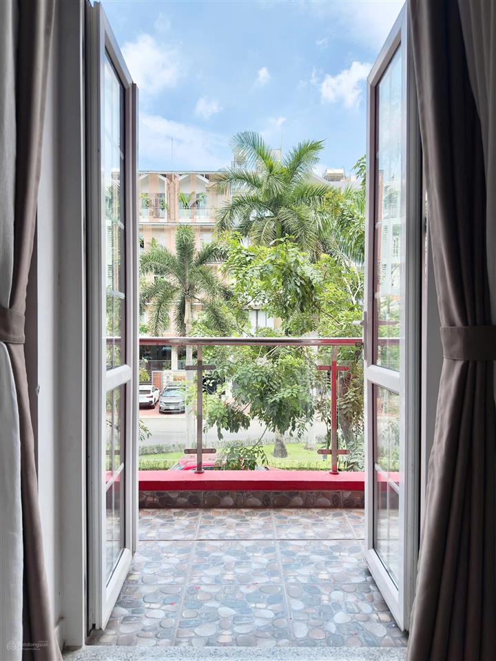 Cho thuê căn hộ full nội thất, ban công rộng, máy giặt riêng ở bến vân đồn, quận 4 gần cầu ông lãnh