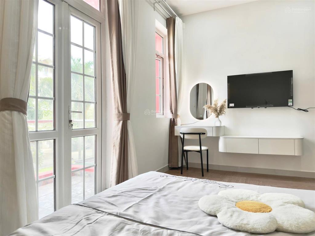 Cho thuê căn hộ full nội thất, ban công rộng, máy giặt riêng ở bến vân đồn, quận 4 gần cầu ông lãnh