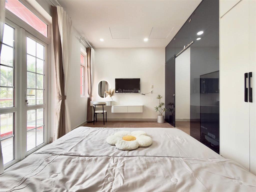 Cho thuê căn hộ full nội thất, ban công rộng, máy giặt riêng ở bến vân đồn, quận 4 gần cầu ông lãnh