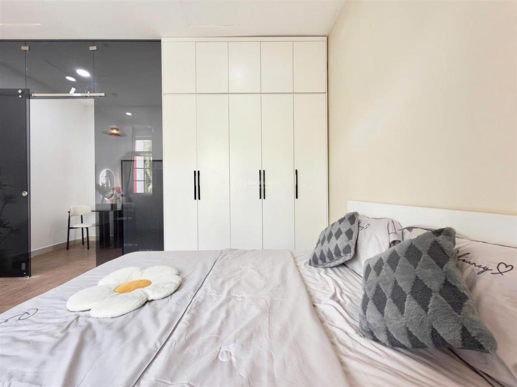 Cho thuê căn hộ full nội thất, ban công rộng, máy giặt riêng ở bến vân đồn, quận 4 gần cầu ông lãnh