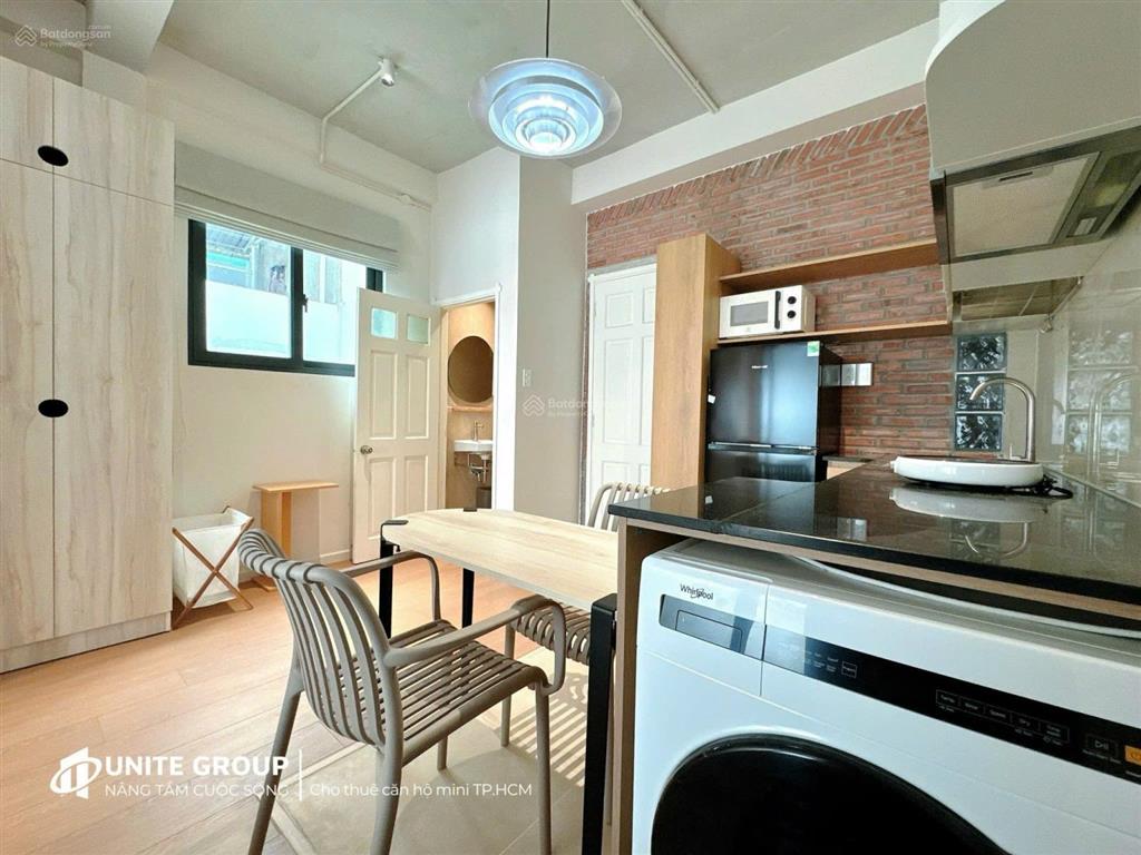 Cho thuê căn hộ 1pn, ban công rộng, máy giặt riêng ở trần hưng đạo quận 1, sau lưng bộ công an
