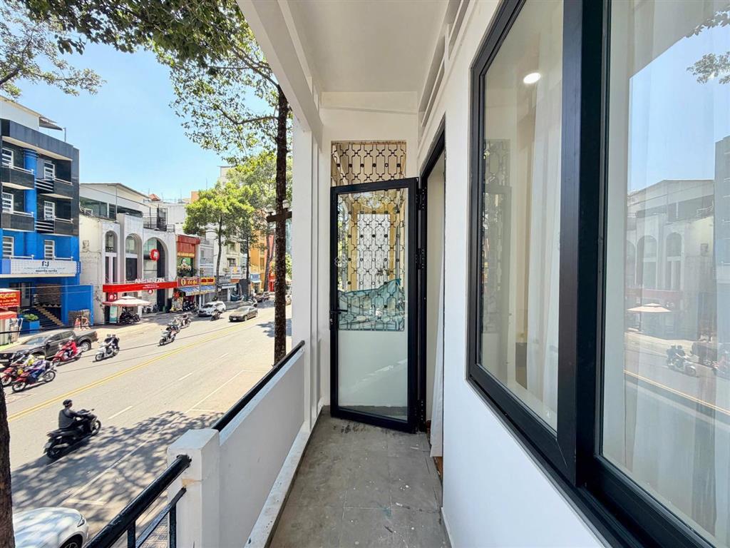 Cho thuê căn hộ full nội thất, ban công, máy giặt riêng ngay mặt tiền bùi thị xuân, gần bùi viện