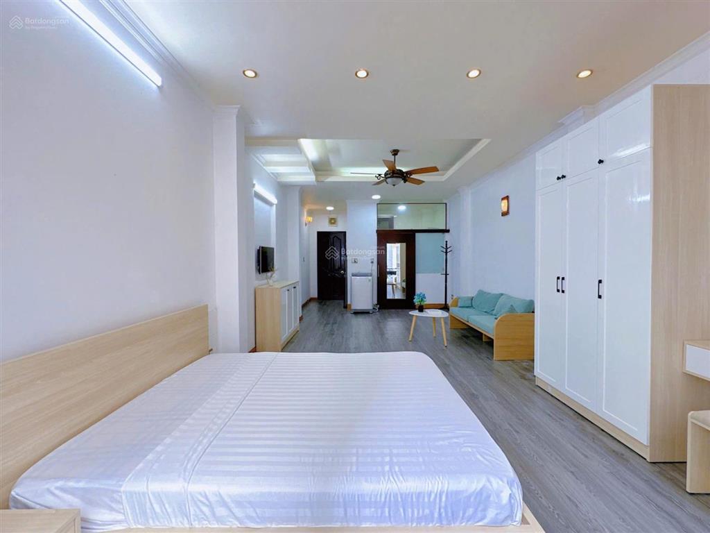 Cho thuê căn hộ full nội thất cao cấp, ban công ngay mặt tiền hoàng diệu quận 4, gần cầu khánh hội