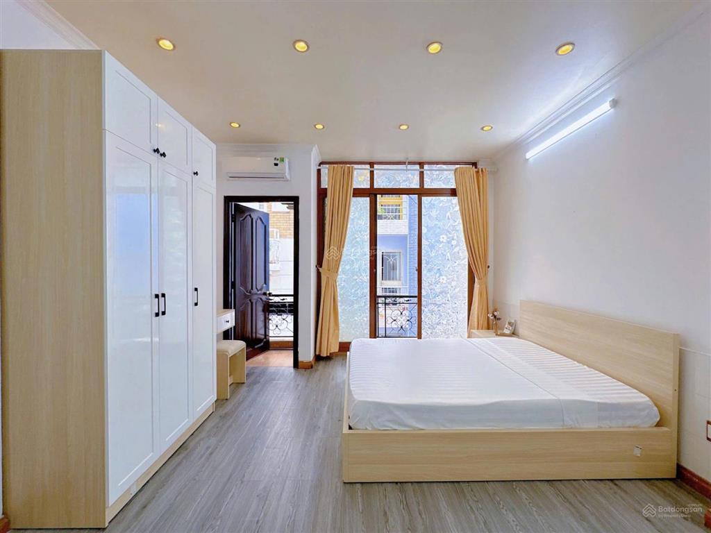 Cho thuê căn hộ full nội thất cao cấp, ban công ngay mặt tiền hoàng diệu quận 4, gần cầu khánh hội