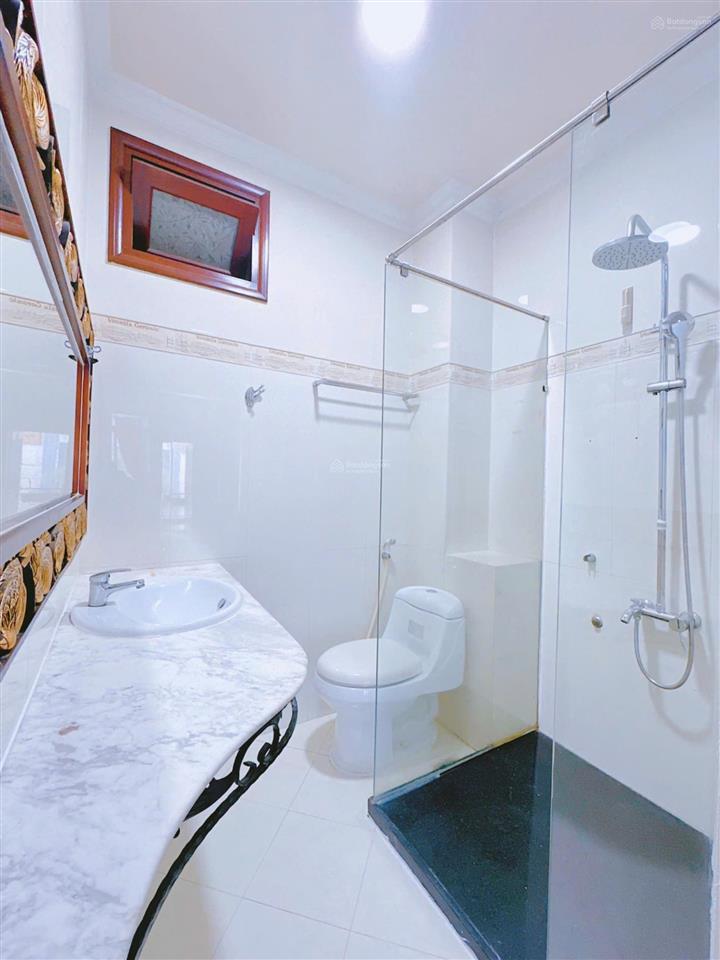 Cho thuê căn hộ full nội thất cao cấp, ban công ngay mặt tiền hoàng diệu quận 4, gần cầu khánh hội