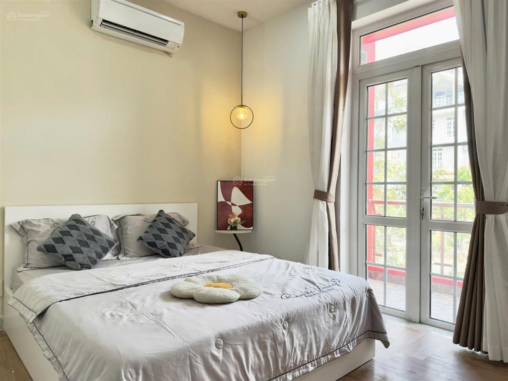 Cho thuê căn hộ full nội thất, ban công rộng, máy giặt riêng ở bến vân đồn, quận 4 gần cầu ông lãnh
