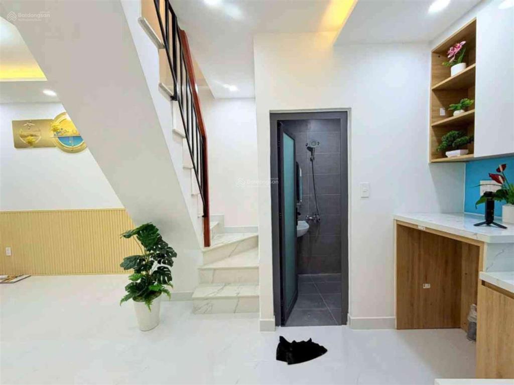 Nhà dưới 3 tỷ mà đúc 3 tầng, sổ hồng riêng giờ hiếm thật!