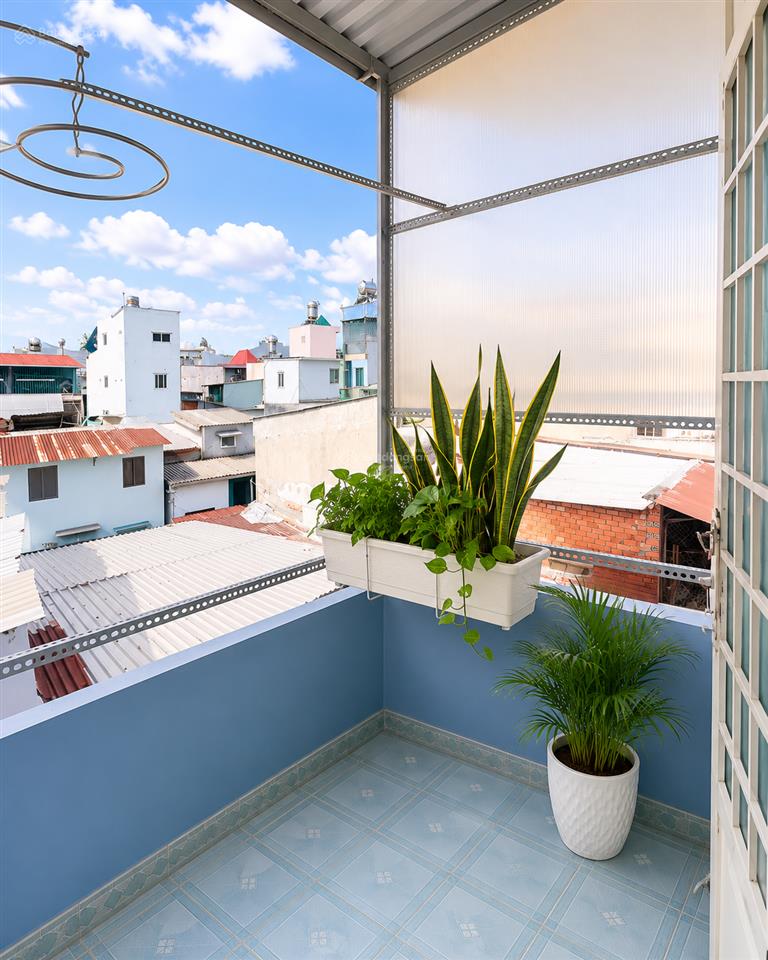 Nhà 3 tầng, 32m2, nhỉnh 2 tỷ, cách mặt tiền hưng phú 30m