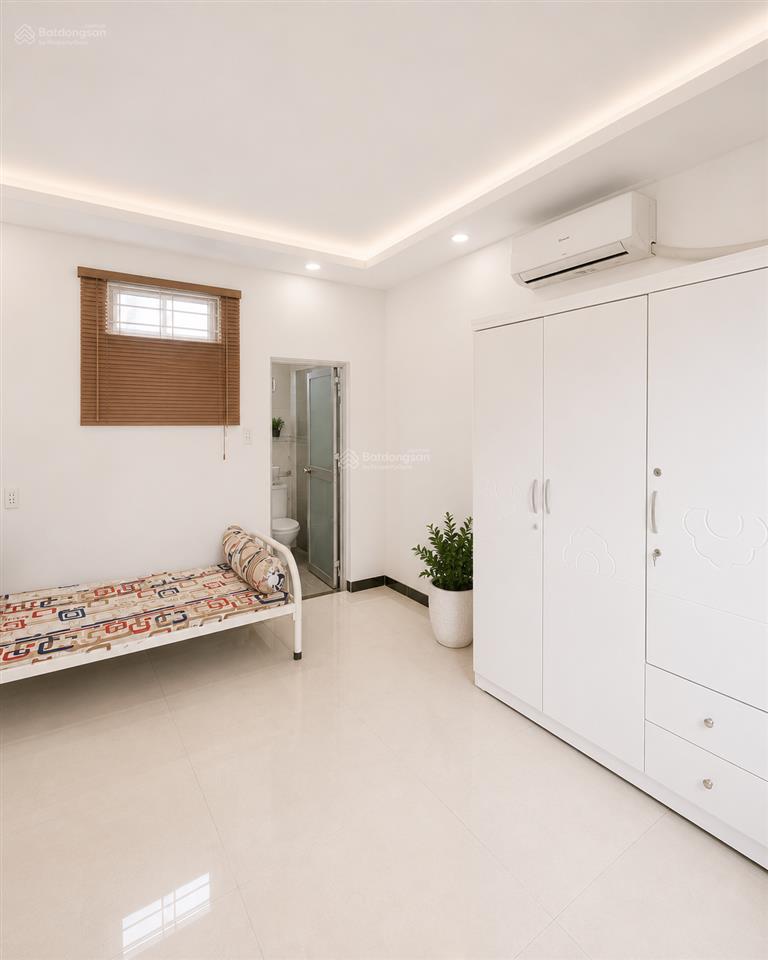 Nhà 3 tầng, 32m2, nhỉnh 2 tỷ, cách mặt tiền hưng phú 30m