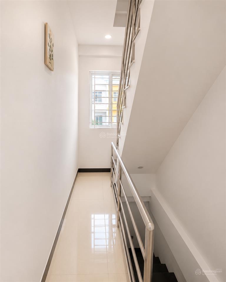 Nhà 3 tầng, 32m2, nhỉnh 2 tỷ, cách mặt tiền hưng phú 30m