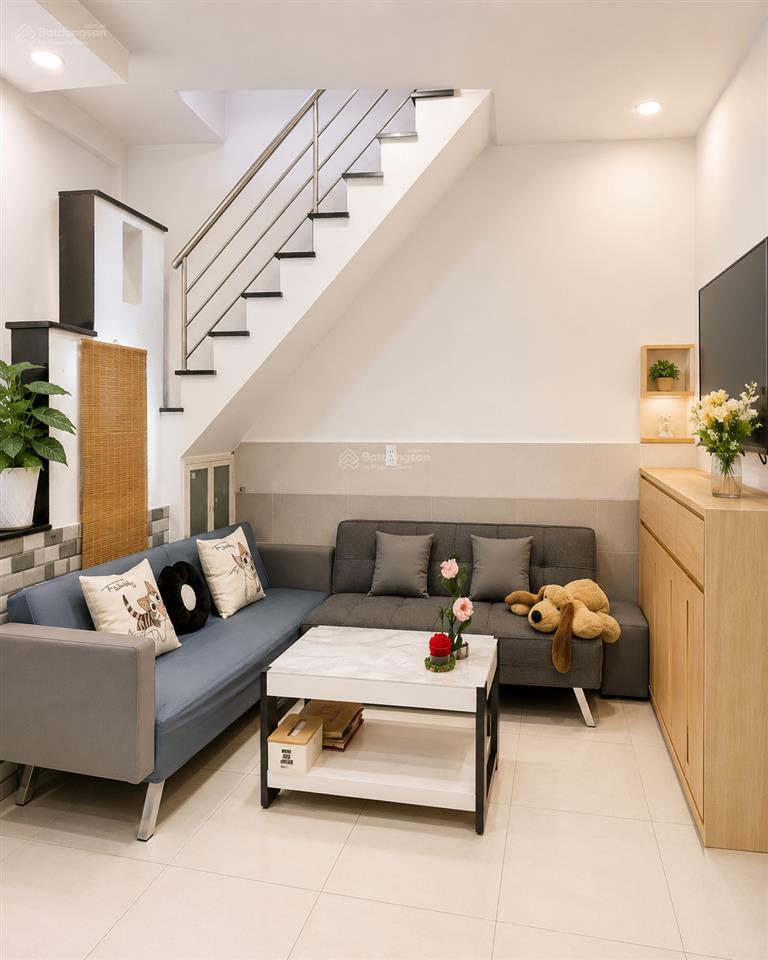 Nhà 3 tầng, 32m2, nhỉnh 2 tỷ, cách mặt tiền hưng phú 30m