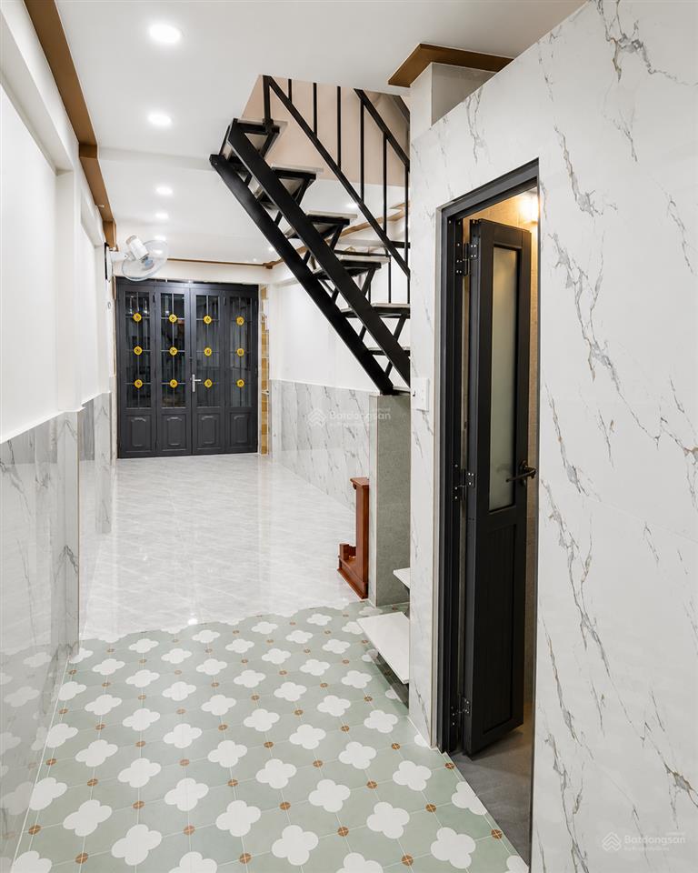 Nhà gần 30 m2, mới xây, nhỉnh 3 tỷ, hẻm thông, hỗ trợ vay 1,5 tỷ