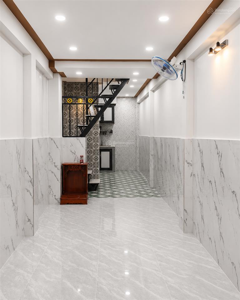 Nhà gần 30 m2, mới xây, nhỉnh 3 tỷ, hẻm thông, hỗ trợ vay 1,5 tỷ
