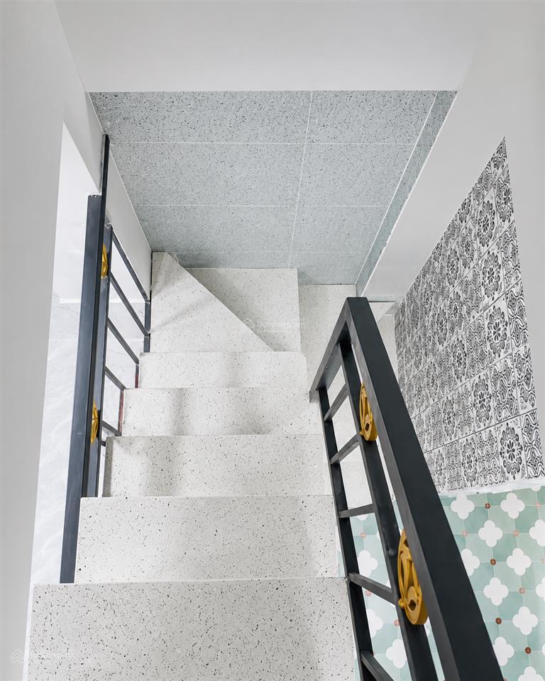 Nhà gần 30 m2, mới xây, nhỉnh 3 tỷ, hẻm thông, hỗ trợ vay 1,5 tỷ