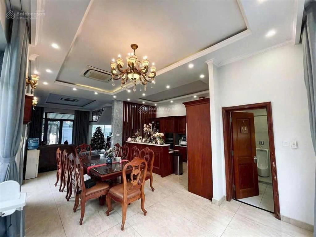Chủ ngộp lắm cần bán biệt thự đặng thùy trâm, dt 10x20m. trệt 2 lầu tum. sổ hoàn công.