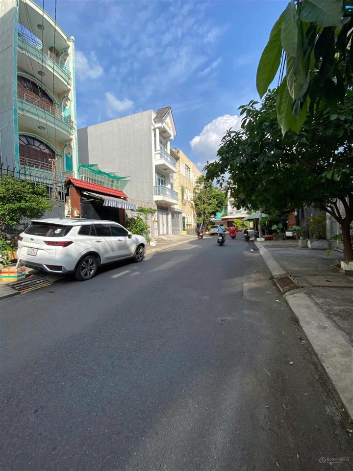 Nhà cũ 1 sẹc hẻm 8m dương quảng hàm, dt 4x20m. trệt lầu. hẻm thông xe hơi tránh nhau. vị trí đẹp.